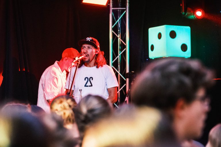 Musiker der Band Zweierpasch beim Konzert auf der Bühne in der Turbine Kulmbach
