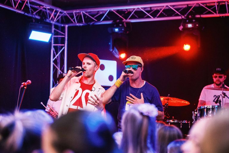 Musiker der Band Zweierpasch beim Konzert auf der Bühne in der Turbine Kulmbach