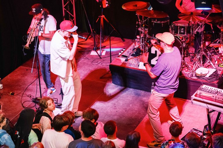 Musiker der Band Zweierpasch beim Konzert auf der Bühne in der Turbine Kulmbach
