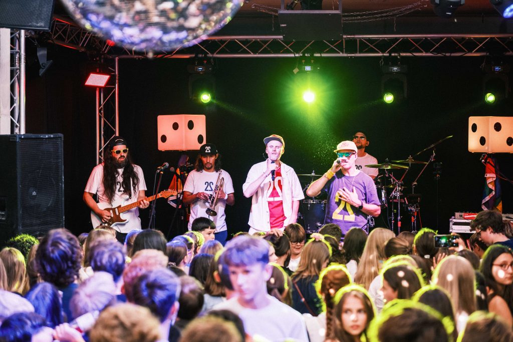 Musiker der Band Zweierpasch beim Konzert auf der Bühne in der Turbine Kulmbach
