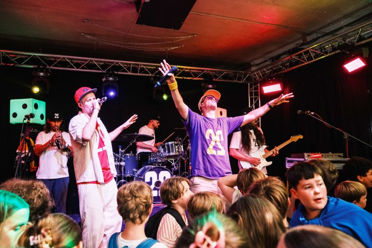 Musiker der Band Zweierpasch beim Konzert auf der Bühne in der Turbine Kulmbach