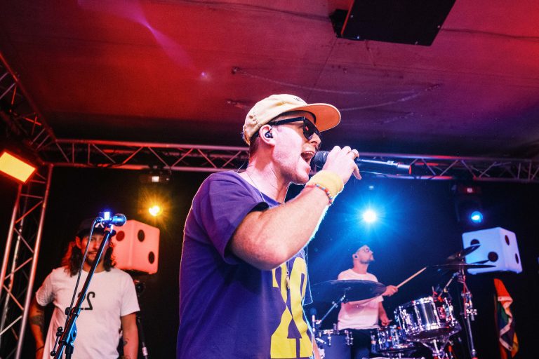 Musiker der Band Zweierpasch beim Konzert auf der Bühne in der Turbine Kulmbach