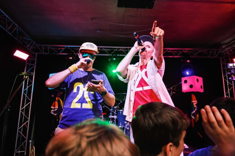 Musiker der Band Zweierpasch beim Konzert auf der Bühne in der Turbine Kulmbach