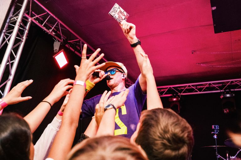 Musiker der Band Zweierpasch beim Konzert auf der Bühne in der Turbine Kulmbach