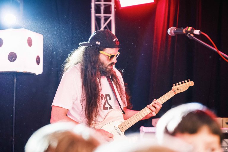 Musiker der Band Zweierpasch beim Konzert auf der Bühne in der Turbine Kulmbach