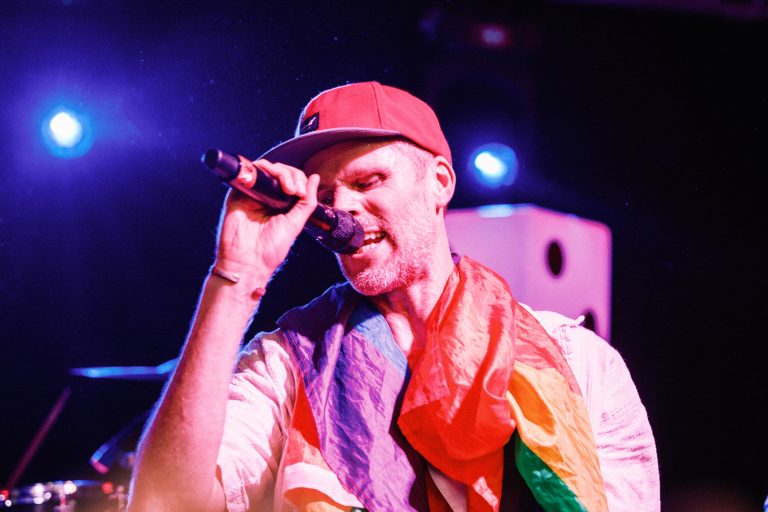 Musiker der Band Zweierpasch beim Konzert auf der Bühne in der Turbine Kulmbach
