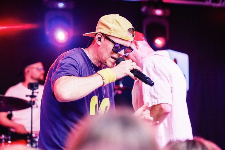 Musiker der Band Zweierpasch beim Konzert auf der Bühne in der Turbine Kulmbach