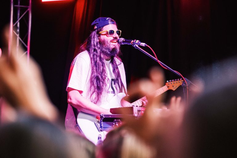 Musiker der Band Zweierpasch beim Konzert auf der Bühne in der Turbine Kulmbach