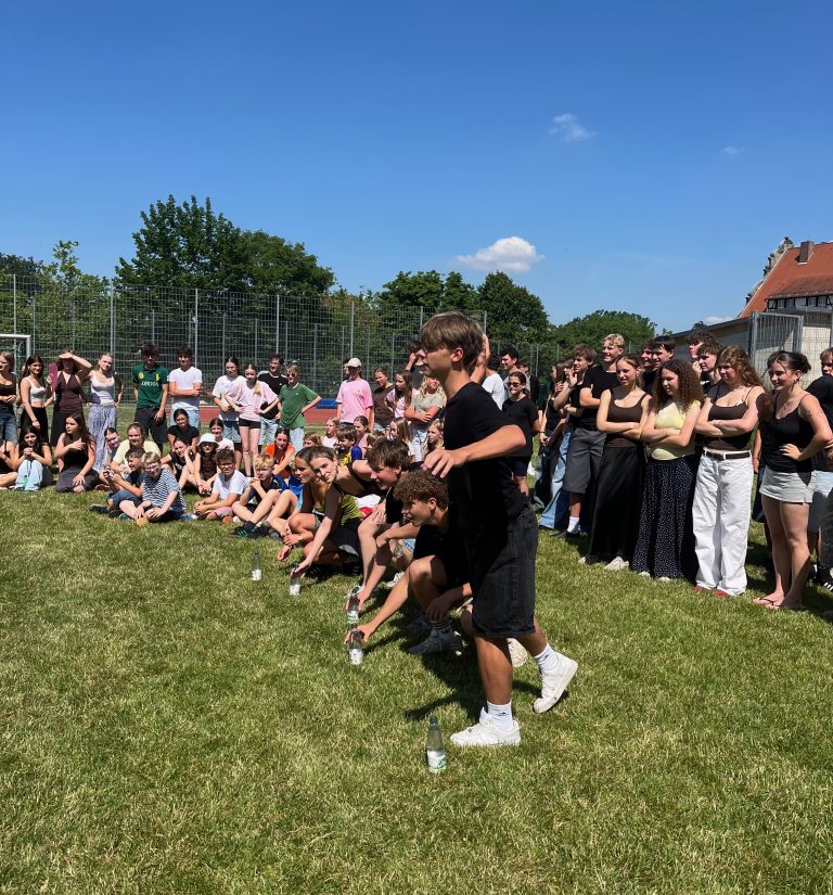 Schülerinnen und Schüler spielen Flunkyball