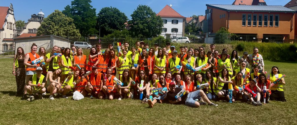 Gruppenfoto der Abiturientinnen und Abiturienten auf dem Sportplatz