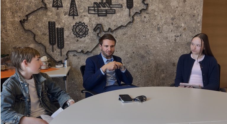 Schüler und Schülerin im Interview mit dem Landrat Jonas Gleich