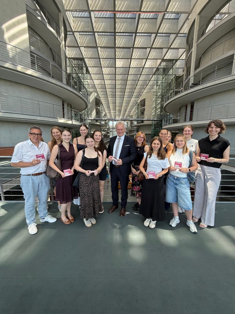 Schülerinnen und Schüler mit dem Bundesminister Rainer und der Abgeordneten Zeulner im Bundestag