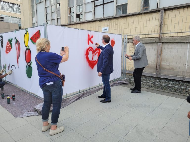 Oberbürgermeister Hartnack übt sich bei Graffiti sprühen