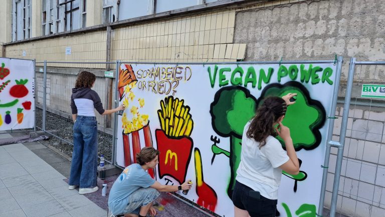 Schülerinnen sprayen Graffiti