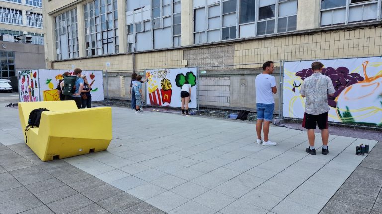 Menschen betrachten die fertigen Graffiti