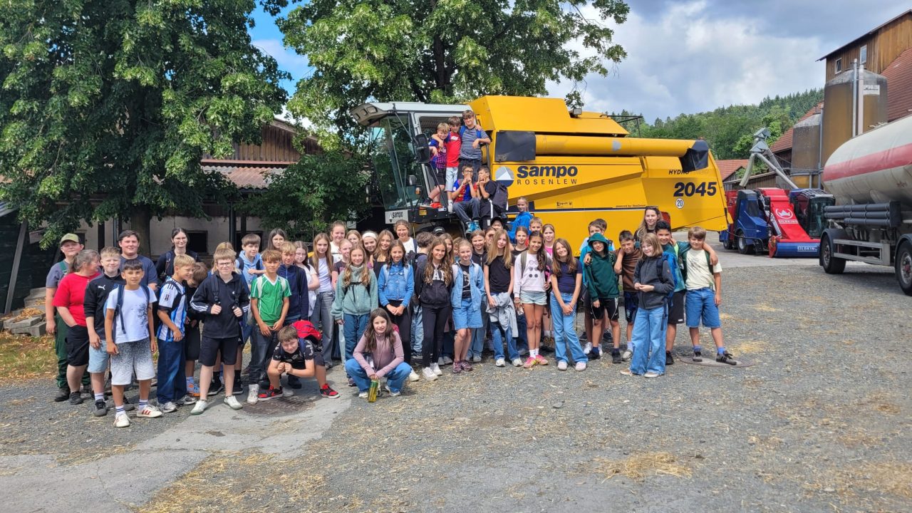 Ein Ausflug, der Wissen und Genuss vereinte: Die Klassen 5b und 5d zu Besuch auf dem Bauernhof der Familie Geyer in Losau