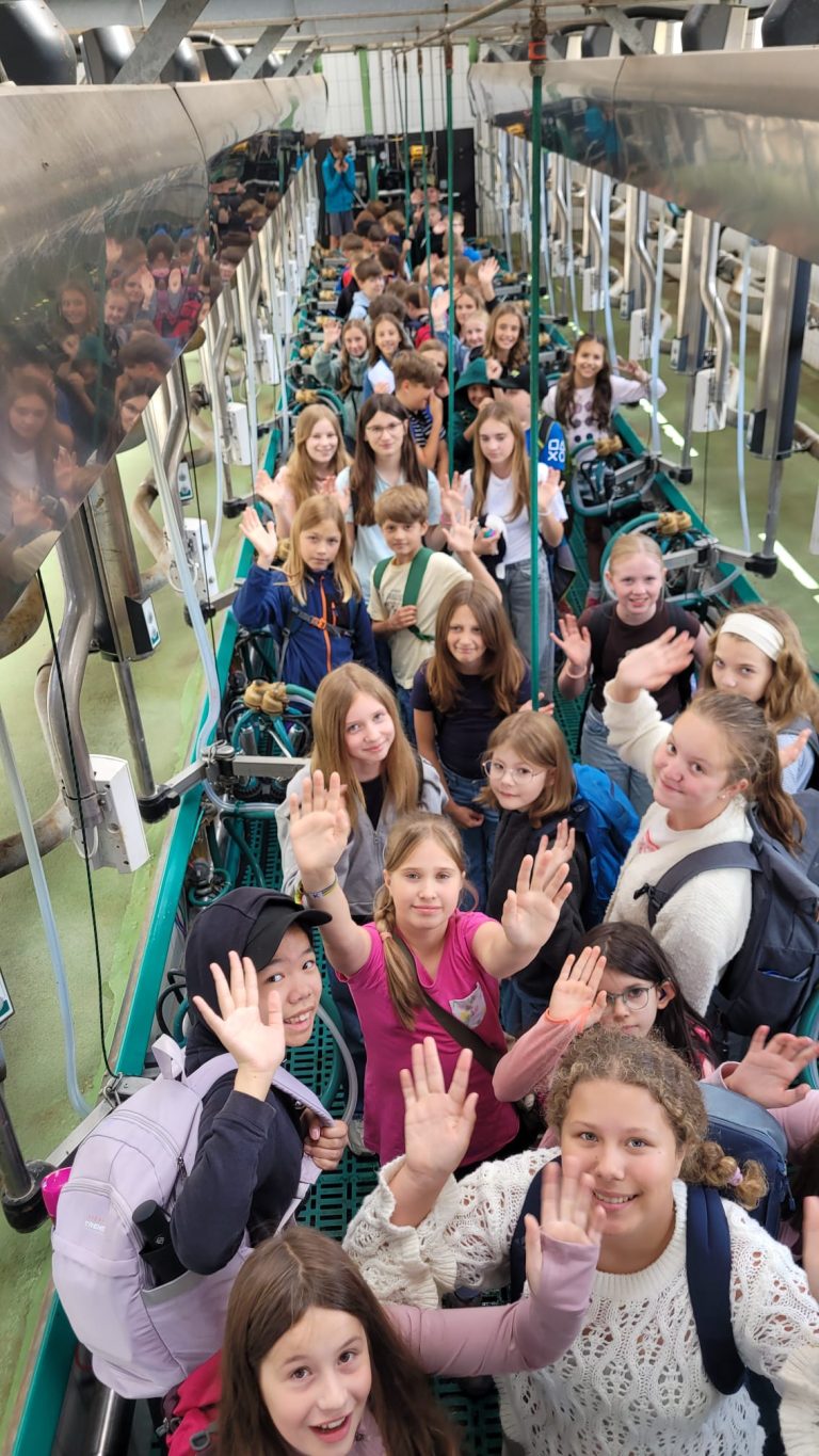 Schülerinnen und Schüler im Kuhstall