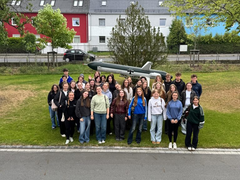 Gruppenfoto der Schülerinnen und Schüler vor einem Drohnenmodell