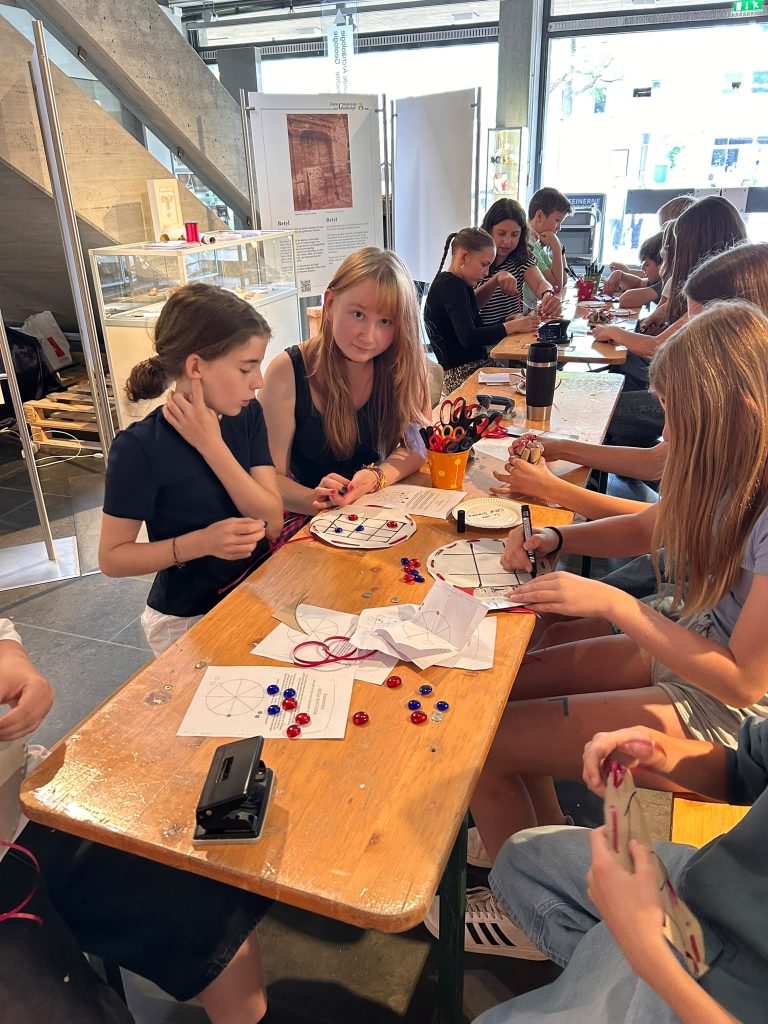 Schülerinnen und Schüler im Naturhistorischen Museum Nürnberg