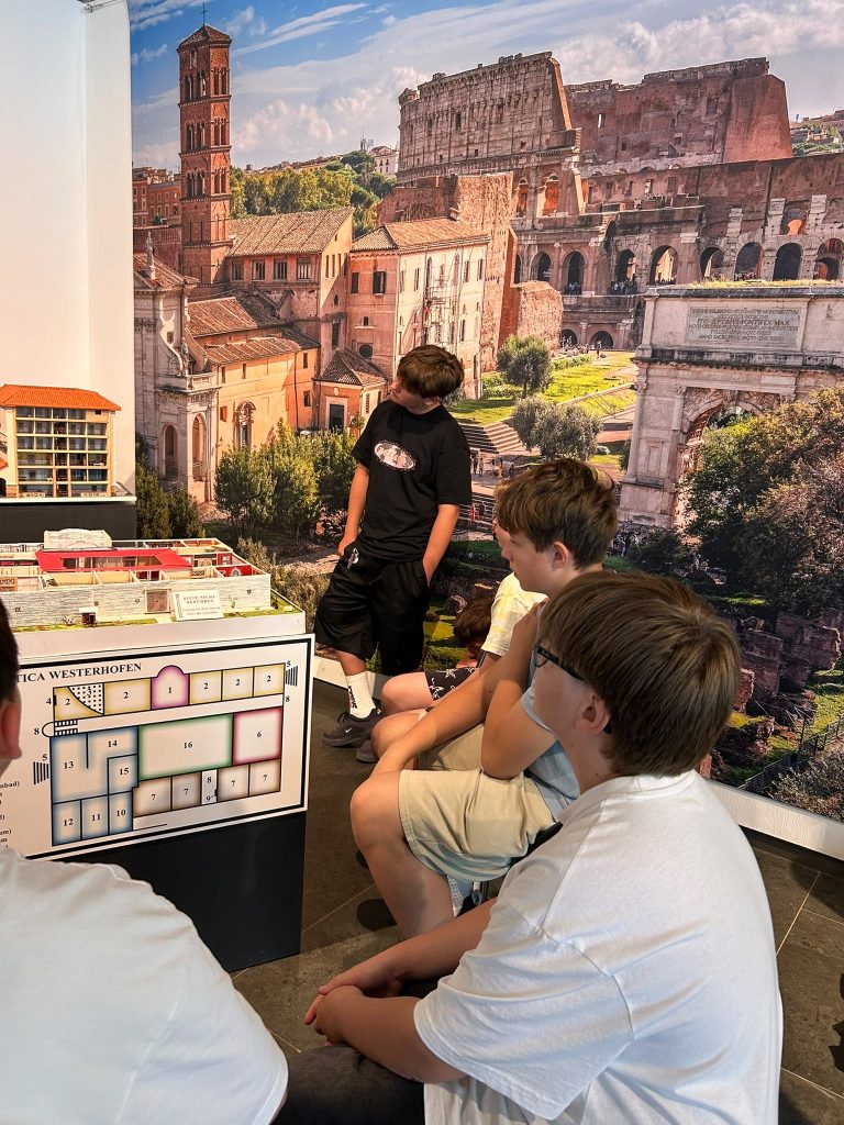Schülerinnen und Schüler im Naturhistorischen Museum Nürnberg