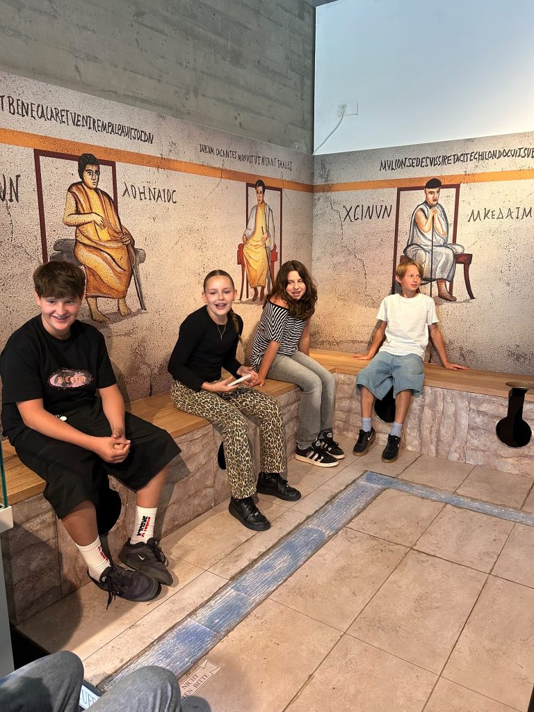 Schülerinnen und Schüler im Naturhistorischen Museum Nürnberg