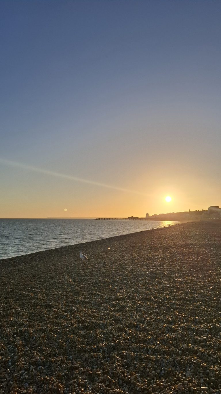 Sonnenuntergang am Strand von Hastings