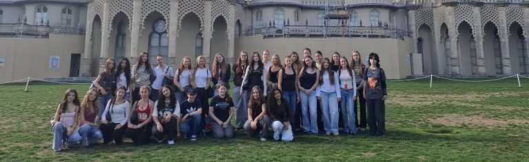 Gruppenbild der Schülerinnen und Schüler vor dem Royal Pavillon in Brighton
