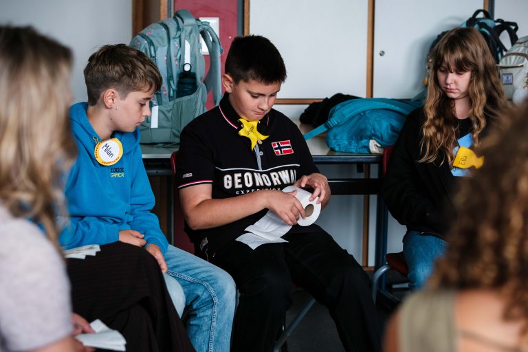 Fünftklässler beim Kennenlernspiel mit Tutorinnen