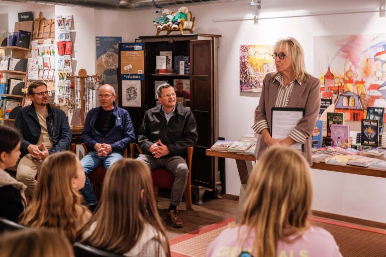 Inhaberin der Buchhandlung im Gespräch mit Schülern