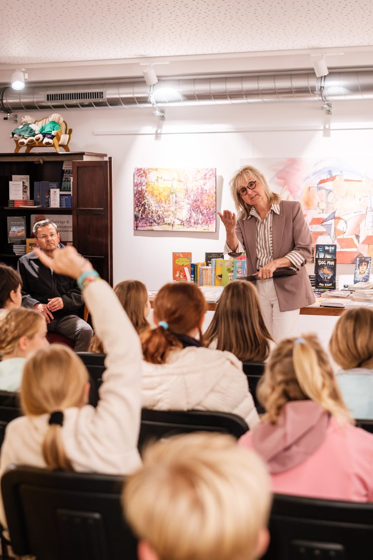 Inhaberin der Buchhandlung im Gespräch mit Schülern