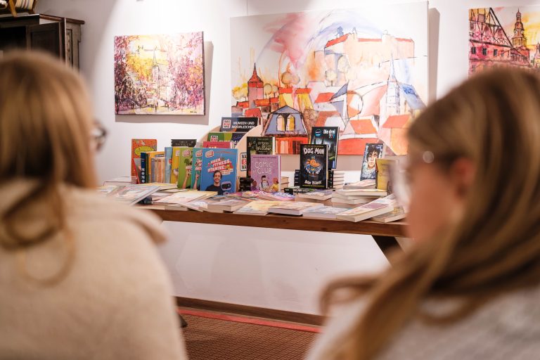 Auswahl der Bücher aufgestellt auf Tisch