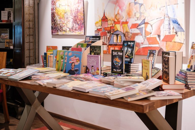 Auswahl der Bücher aufgestellt auf Tisch