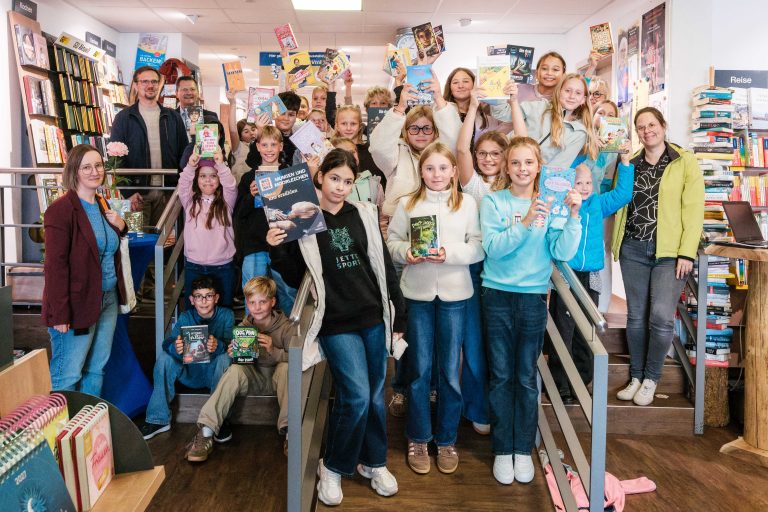 Gruppenfoto der fünften Klasse mit ihren neuen Büchern
