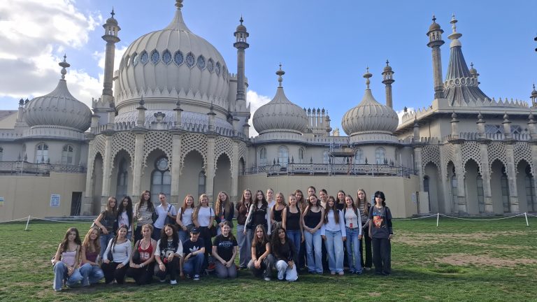 Gruppenbild der Schülerinnen und Schüler vor dem Royal Pavillon in Brighton