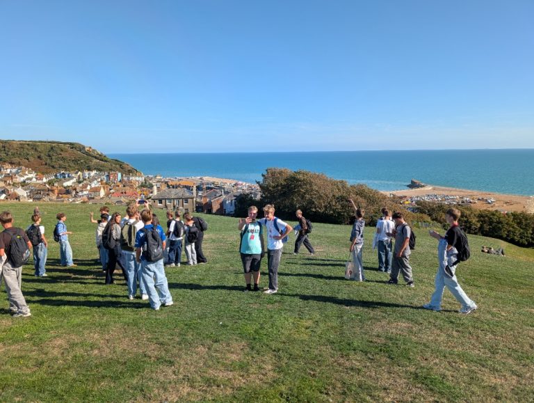 Schülerinnen und Schüler auf einem Hügel über Hastings