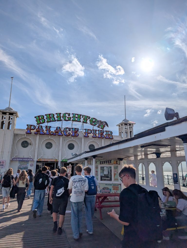 Schülerinnen und Schüler auf dem Brighton Pier