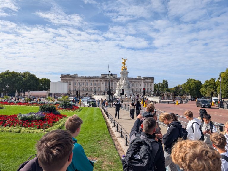 Schülerinnen und Schüler vor dem Buckingham, Palace in London