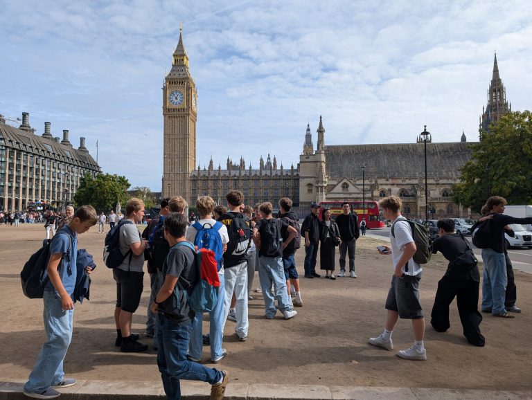 Schülerinnen und Schüler vor dem Elizabeth Tower mit Big Ben