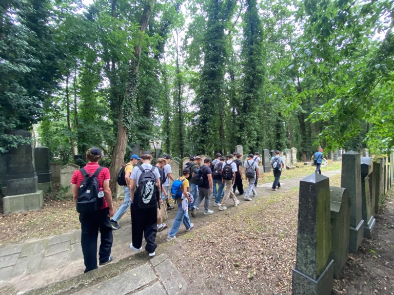 Schülerinnen und Schüler bei einer Führung über den jüdischen Friedhof in Fürth